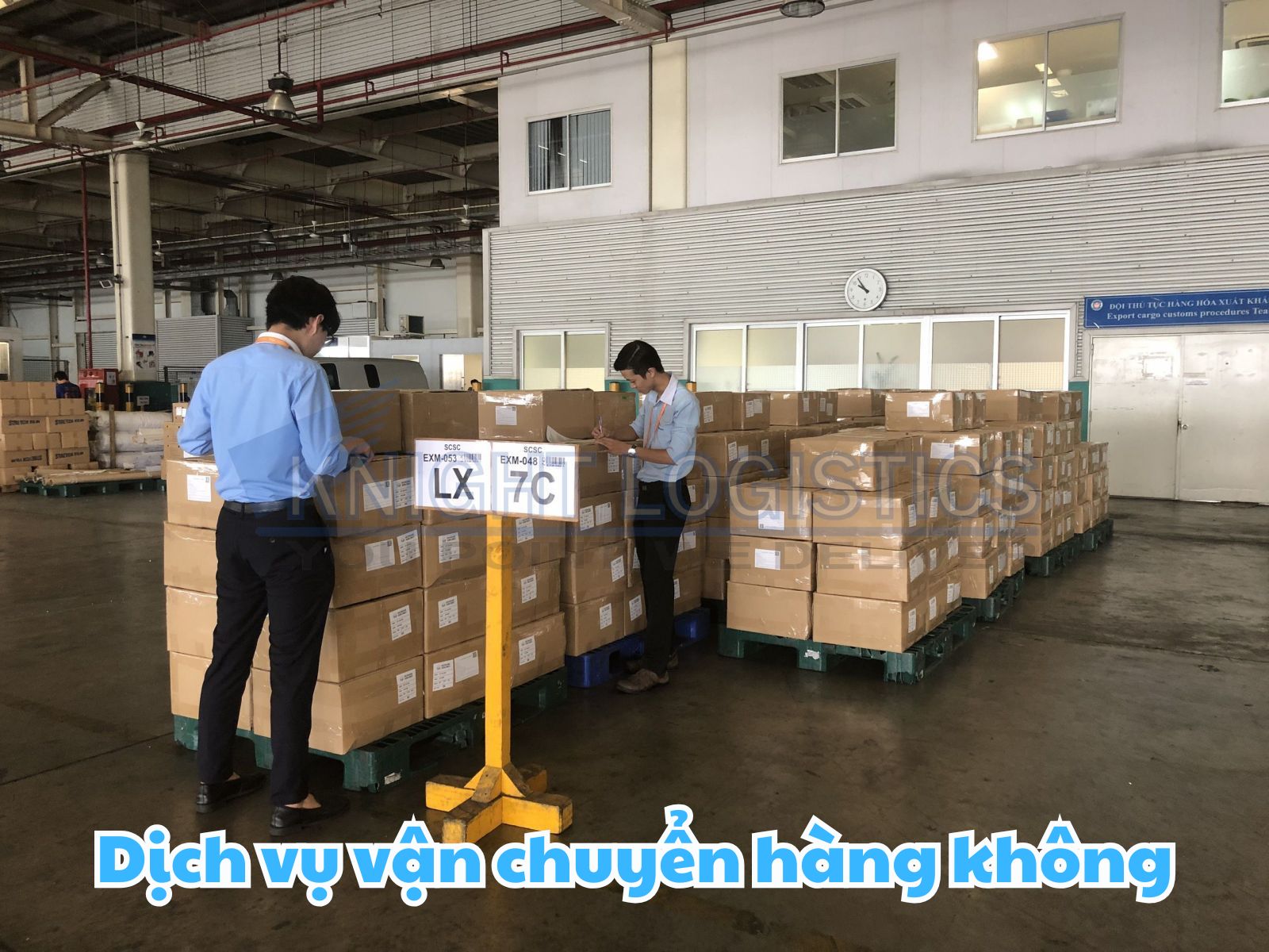 Nhân viên đóng hàng vận chuyển hàng không