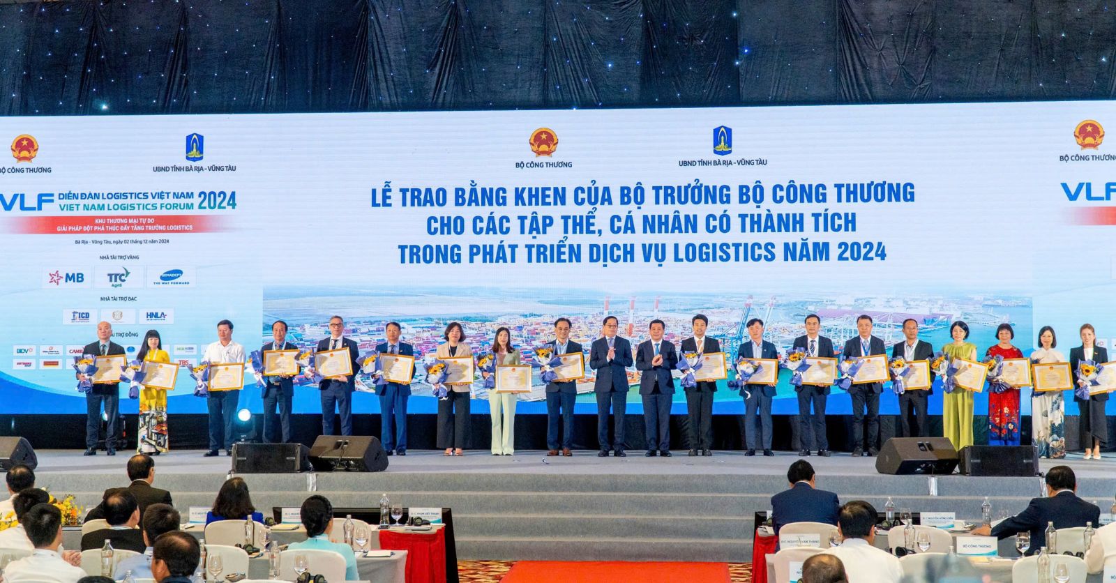 The Minister of Industry and Trade honoring organizations and individuals with Certificates of Merit for their outstanding achievements and contributions to the logistics sector in 2024.