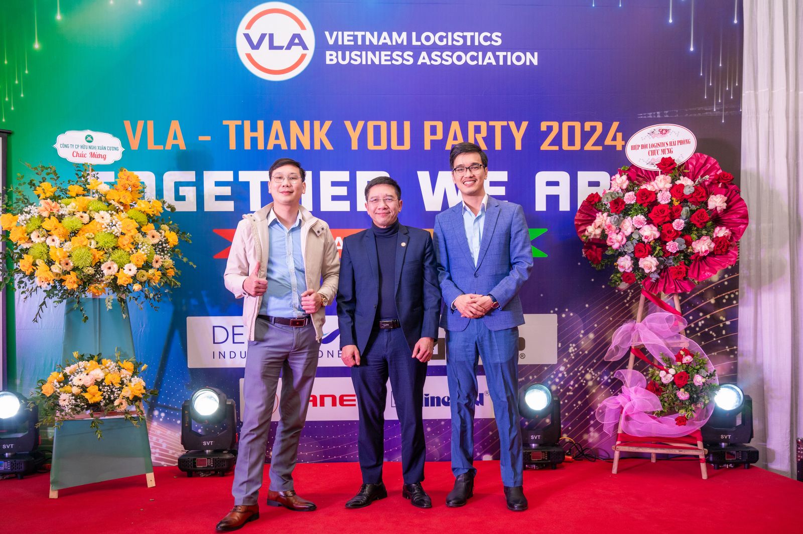 Representatives from Knight Logistics’ Hanoi and Ho Chi Minh City branches, along with Mr. Trần Chí Dũng - Secretary General of VLA (center) (Photo: VLA)